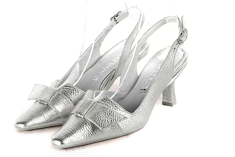 Light silver women's slingback shoes. Tapered toe. Medium spool heels. Front view - Florence KOOIJMAN